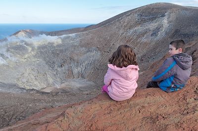 Enfants au bord d'un cratère - Sicile - Italie