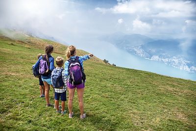 © Imgorthand / iStock - Randonnée en famille dans les Alpes italiennes près du Lac de Garde - Italie Randonnée en famille dans les Alpes italiennes près du Lac de Garde - Italie