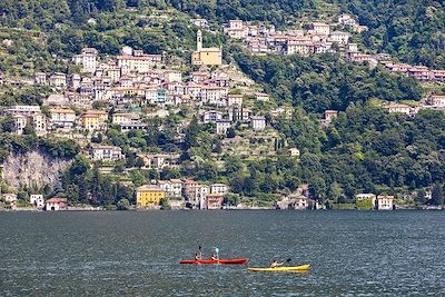 © GARDEL Bertrand / hemis.fr - Kayaks sur le Lac de Côme - Lombardie - Italie Kayaks sur le Lac de Côme - Lombardie - Italie