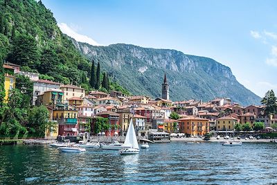 © domin_domin / iStock - Village de Varenna - Lac de Côme en Lombardie - Italie Village de Varenna - Lac de Côme en Lombardie - Italie