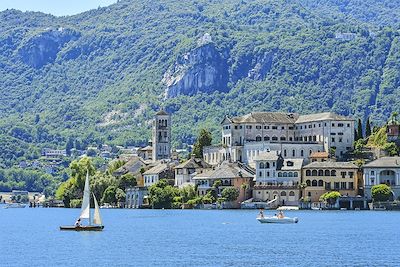© MATTES René / hemis.fr - Ile San Giulio et sa basilique du XIIe siècle - Orta San Giulio - Lac d'Orta - Italie Ile San Giulio et sa basilique du XIIe siècle - Orta San Giulio - Lac d'Orta - Italie