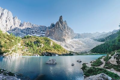 Lacs, cimes et sommets des Dolomites en étoile