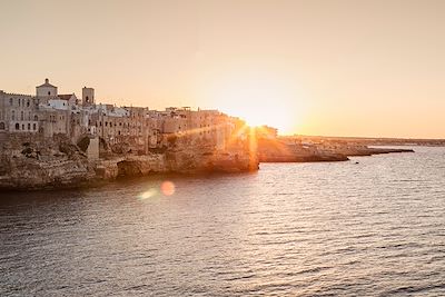 © Jon Arnold Images/ hemis.fr - Polignano a Mare - Les Pouilles - Italie Polignano a Mare - Les Pouilles - Italie