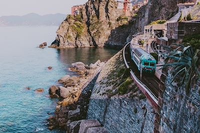 © Carol Yepes / Getty Images - Train - Cinque Terre - Italie Train - Cinque Terre - Italie