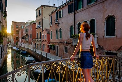 © imageBROKER/ hemis.fr - Le Rio Santa Catherina - Cannaregio - Venise - Vénétie - Italie Le Rio Santa Catherina - Cannaregio - Venise - Vénétie - Italie
