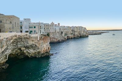 © PRILL Mediendesign / Adobe Stock - Polignano a Mare - Pouilles - Italie Polignano a Mare - Pouilles - Italie