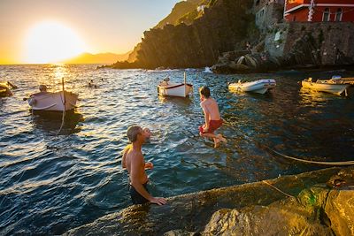 © TPG / Photononstop - Baignade dans les Cinque Terre - Italie Baignade dans les Cinque Terre - Italie
