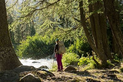 Randonneuse sur le bord du torrent du Ruitor - Val d'Aoste - Italie