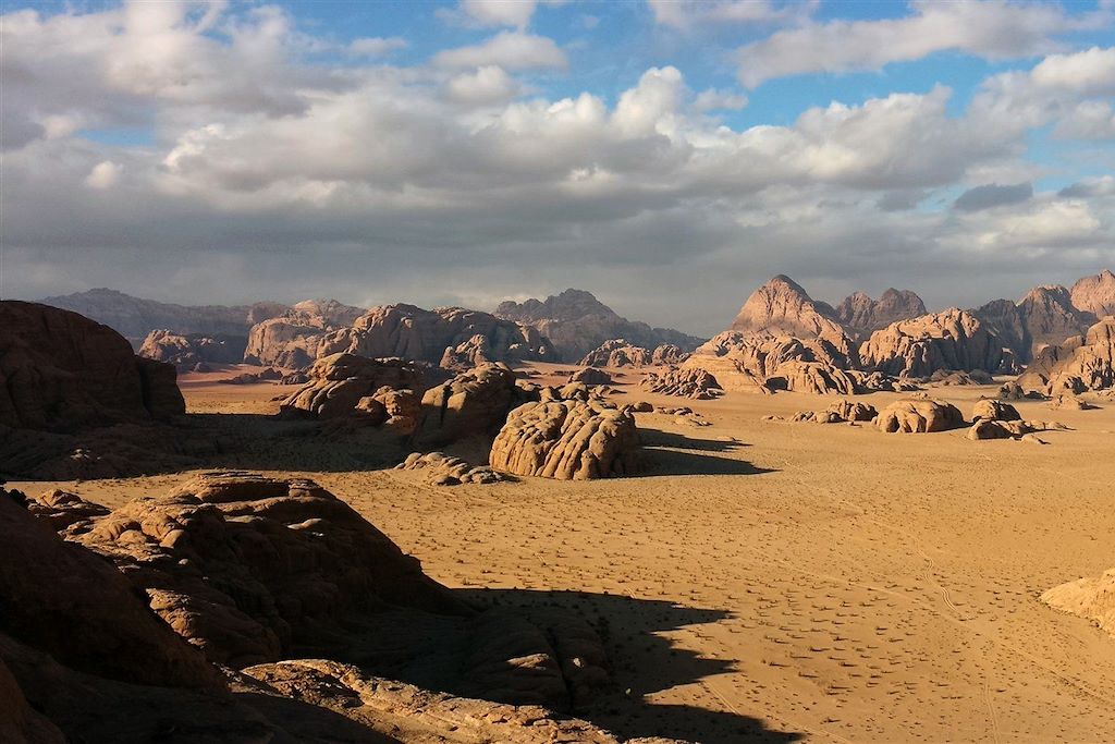 Image Trek Entre La Vallée De Dana Et Pétra, Découverte Du Wadi Rum