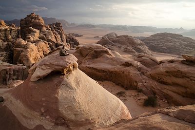 © Emilie Delfaut - Coucher de soleil sur le wadi Rum - Jordanie Coucher de soleil sur le wadi Rum - Jordanie