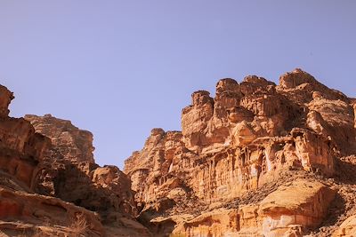 © Delphine Sinanian pour Terres d'Aventure - Les roches de la Vallée Arc-en-ciel, Wadi Sabra - Jordanie Les roches de la Vallée Arc-en-ciel, Wadi Sabra - Jordanie