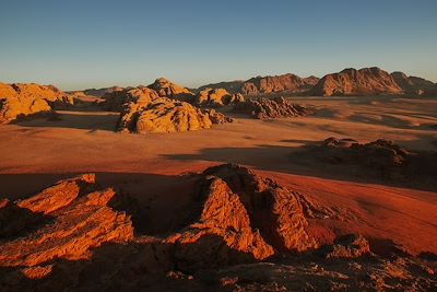 © Delphine Sinanian pour Terres d'Aventure - Coucher de soleil dans le désert du wadi Rum Coucher de soleil dans le désert du wadi Rum