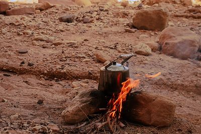 © Delphine Sinanian pour Terres d'Aventure - Pause thé - Vallée Arc-en-ciel, Wadi Sabra Pause thé - Vallée Arc-en-ciel, Wadi Sabra