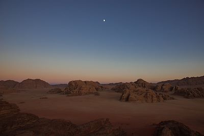 © Delphine Sinanian pour Terres d'Aventure - Lune à la tombée de la nuit dans le Wadi Rum Lune à la tombée de la nuit dans le Wadi Rum