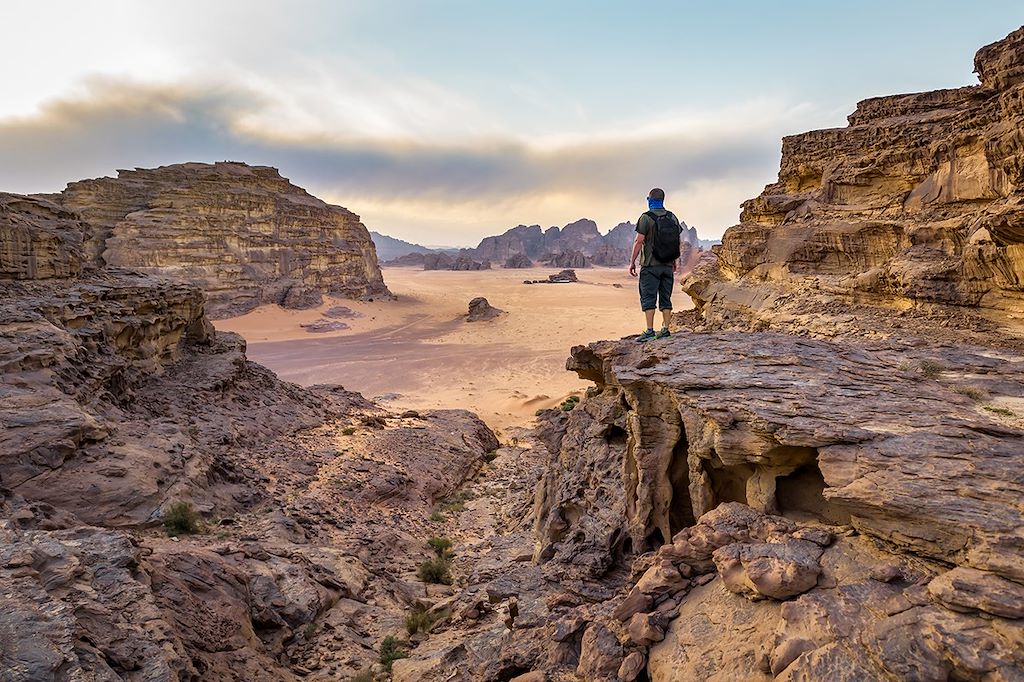 Image Randonnée Chamelière Dans Le Désert Du Wadi, Aventure Dans La Cité Antique De Pétra