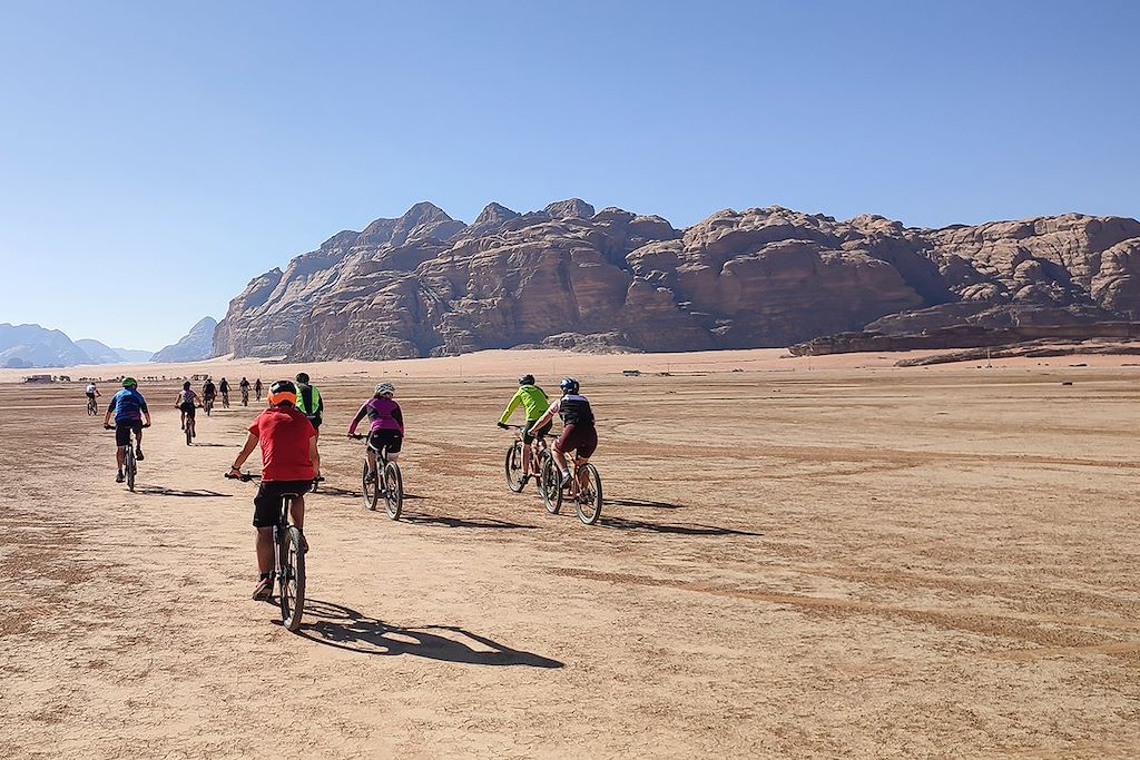 Image Excursion dans le Wadi Rum en VTT - Traversée de la Jordanie à VTT - Jordan bike trails