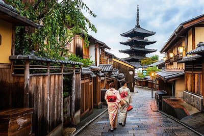 © Blue Planet Studio / Adobe Stock - Maikos dans le quartier de Higashiyama - Kyoto - Japon Maikos dans le quartier de Higashiyama - Kyoto - Japon