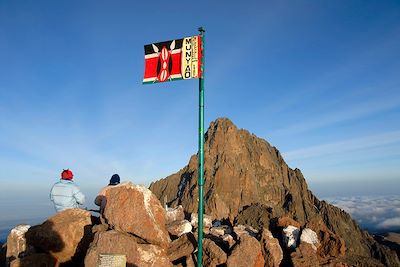 © imageBROKER/ hemis.fr - Au sommet de la pointe Lenana - Mont Kenya - Kenya Au sommet de la pointe Lenana - Mont Kenya - Kenya