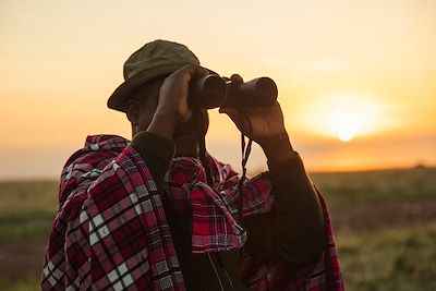 Un guide Kenyan en train d'oberver la savane