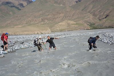 Passage de rivière entre camp de base At-jailoo et le camp de base Iva - Kirghizie