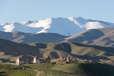 © Denis Chambon - Cimetière au village de Kyzart - région du lac Song Kul - Kirghizistan Cimetière au village de Kyzart - région du lac Song Kul - Kirghizistan