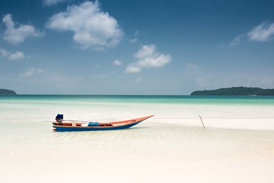 Bateau sur la plage de Koh Rong Sanloem - Sihanoukville - Cambodge
