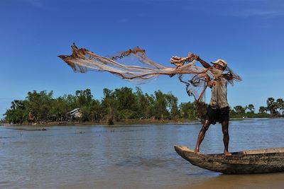 Pêcheur à l'épervier près du village de Boping - Cambodge