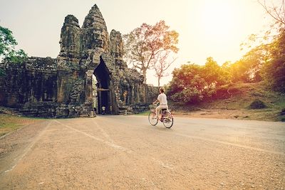Cycliste devant le temple - Angkor - Cambodge