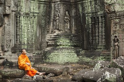 © wanderluster / iStock - Moine contemplatif devant les ruines du temple de Siem Reap - Cambodge Moine contemplatif devant les ruines du temple de Siem Reap - Cambodge
