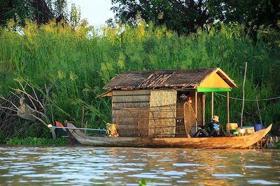 Maison de pêcheurs sur le Stung Sen, un affluent du lac Tonlé Sap - Cambodge