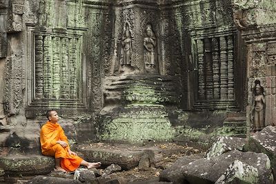 Moine contemplatif devant les ruines du temple de Siem Reap - Cambodge