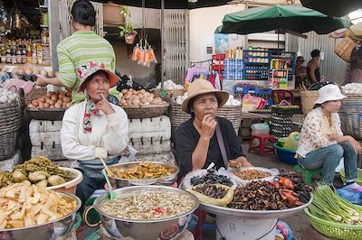 © Environmental Images/UIG / Photononstop - Sur le marché - Phnom Penh - Cambodge Sur le marché - Phnom Penh - Cambodge