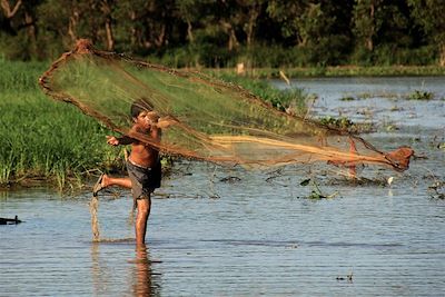 Jeune pêcheur au bord du lac Tonlé Sap - Cambodge