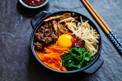 © Magdalena Bujak / Adobe Stock  - Repas traditionnel coréen - Bibimbap - Corée du Sud Repas traditionnel coréen - Bibimbap - Corée du Sud