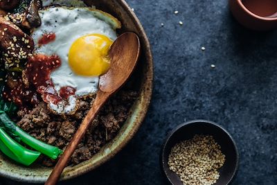 © Shilpa Iyer Red Bank / Stocksy - Repas traditionnel coréen - Bibimbap - Corée du Sud Repas traditionnel coréen - Bibimbap - Corée du Sud