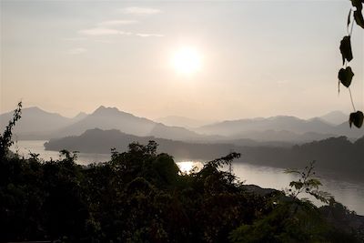 © Alexandre Renon - Coucher de soleil depuis le Phu Si - Luang Prabang - Laos Coucher de soleil depuis le Phu Si - Luang Prabang - Laos