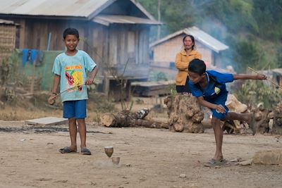 Enfants jouant dans un village - Région de Luang Prabang - Laos