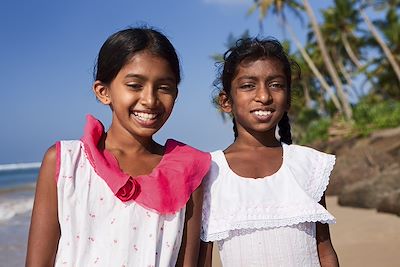 © Bartosz Hadyniak / iStock - Deux jeunes filles sur la plage - Sri Lanka Deux jeunes filles sur la plage - Sri Lanka