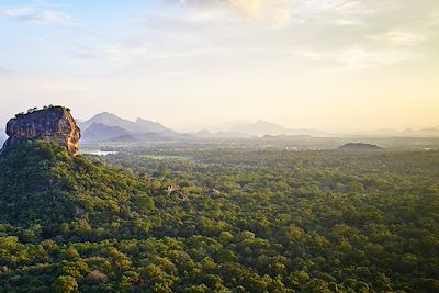 © MORANDI Tuul et Bruno / hemis.fr - Rocher du Lion - Sigiriya - District de Polonnaruwa - Sri Lanka Rocher du Lion - Sigiriya - District de Polonnaruwa - Sri Lanka