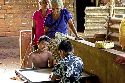 Enfants jouant au carrom - Sri Lanka