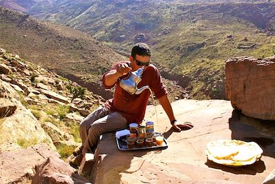 Pause thé dans le Haut Atlas - Maroc
