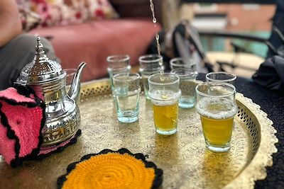 © Laurie Arnaud - Dégustation du thé à la menthe traditionnel - Maroc Dégustation du thé à la menthe traditionnel - Maroc