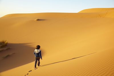 © Blend Images / hemis.fr - Enfant dans le désert marocain Enfant dans le désert marocain