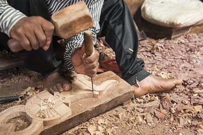 © Rindra Ramasomanana - Sculpteur sur bois d'Ambositra - Madagascar Sculpteur sur bois d'Ambositra - Madagascar