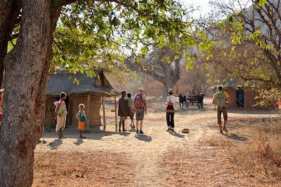© Hélène Le Pelley - Arrivée dans un village dans le massif du Makay - Madagascar Arrivée dans un village dans le massif du Makay - Madagascar
