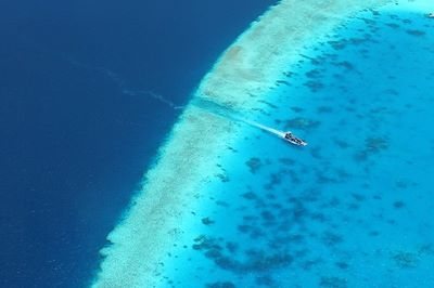Entrée d'un bateau dans le lagon - Maldives 