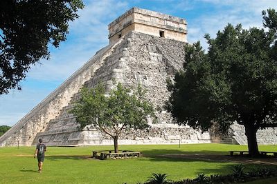 © Vanille Mayé/Snooze Again - Vue de la grande pyramide - Chichen Itza - Mexique Vue de la grande pyramide - Chichen Itza - Mexique
