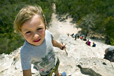 © Serafino Mozzo / iStock - Au sommet de la pyramide de Cobá - Yucatan - Mexique Au sommet de la pyramide de Cobá - Yucatan - Mexique