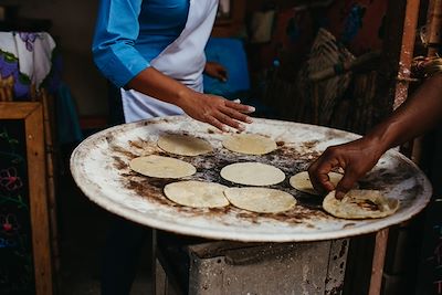 Détail mains d'hommes préparant des tortillas dans un marché d'Oaxaca - Mexique