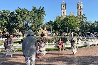 © Elody Patin - Danse traditionnelle - Valladolid - Yucatan - Mexique Danse traditionnelle - Valladolid - Yucatan - Mexique